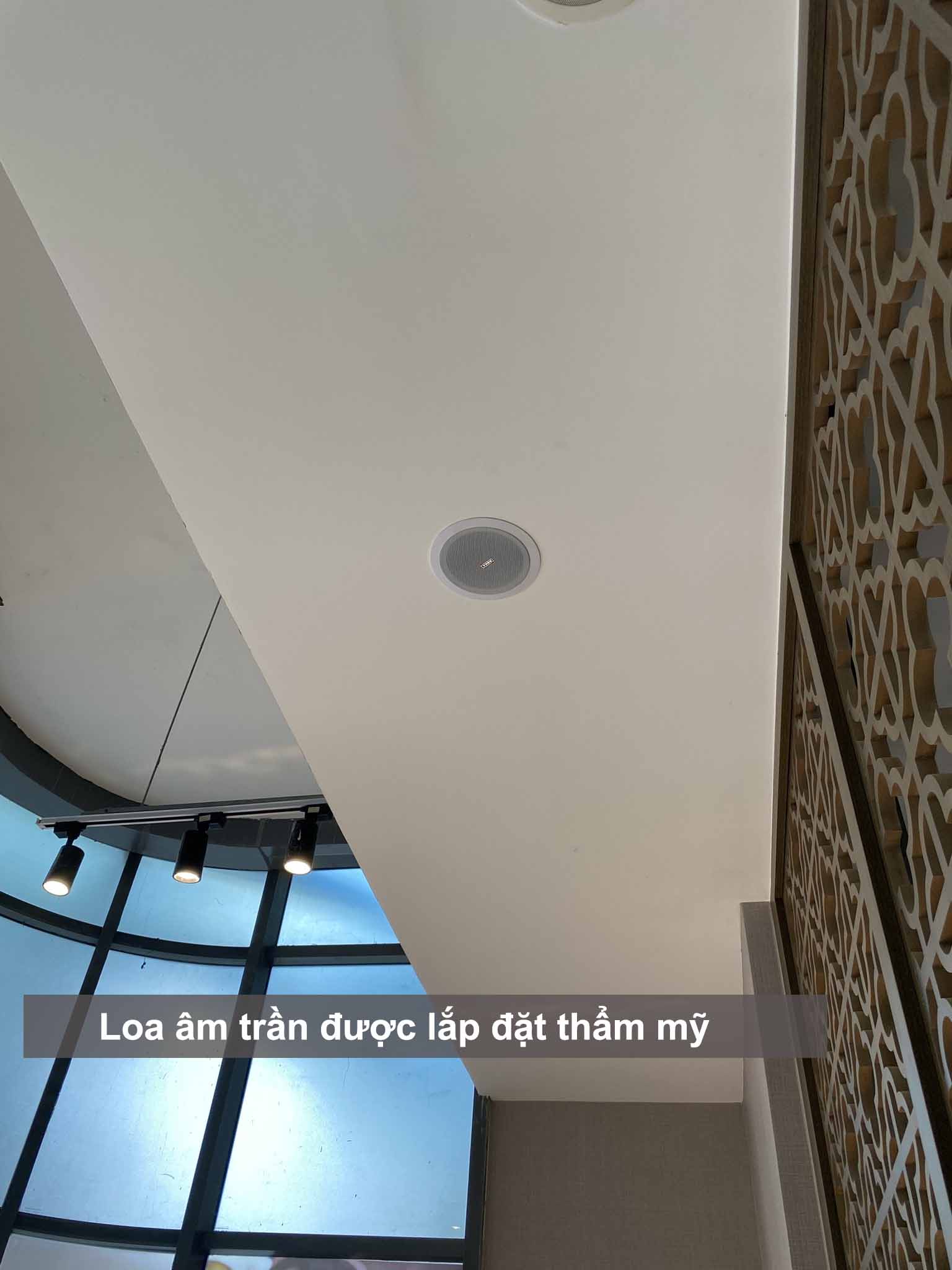 Loa âm trần được lắp đặt thẩm mỹ